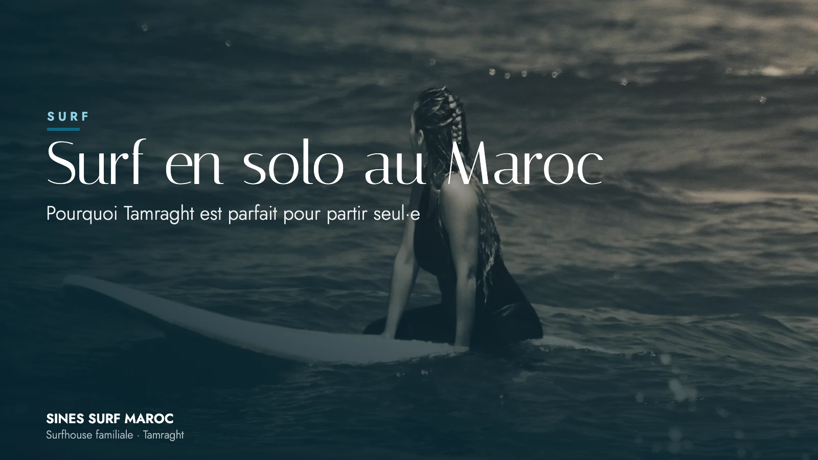Surf en solo au Maroc : une surfeuse seule marche vers l’océan à Tamraght